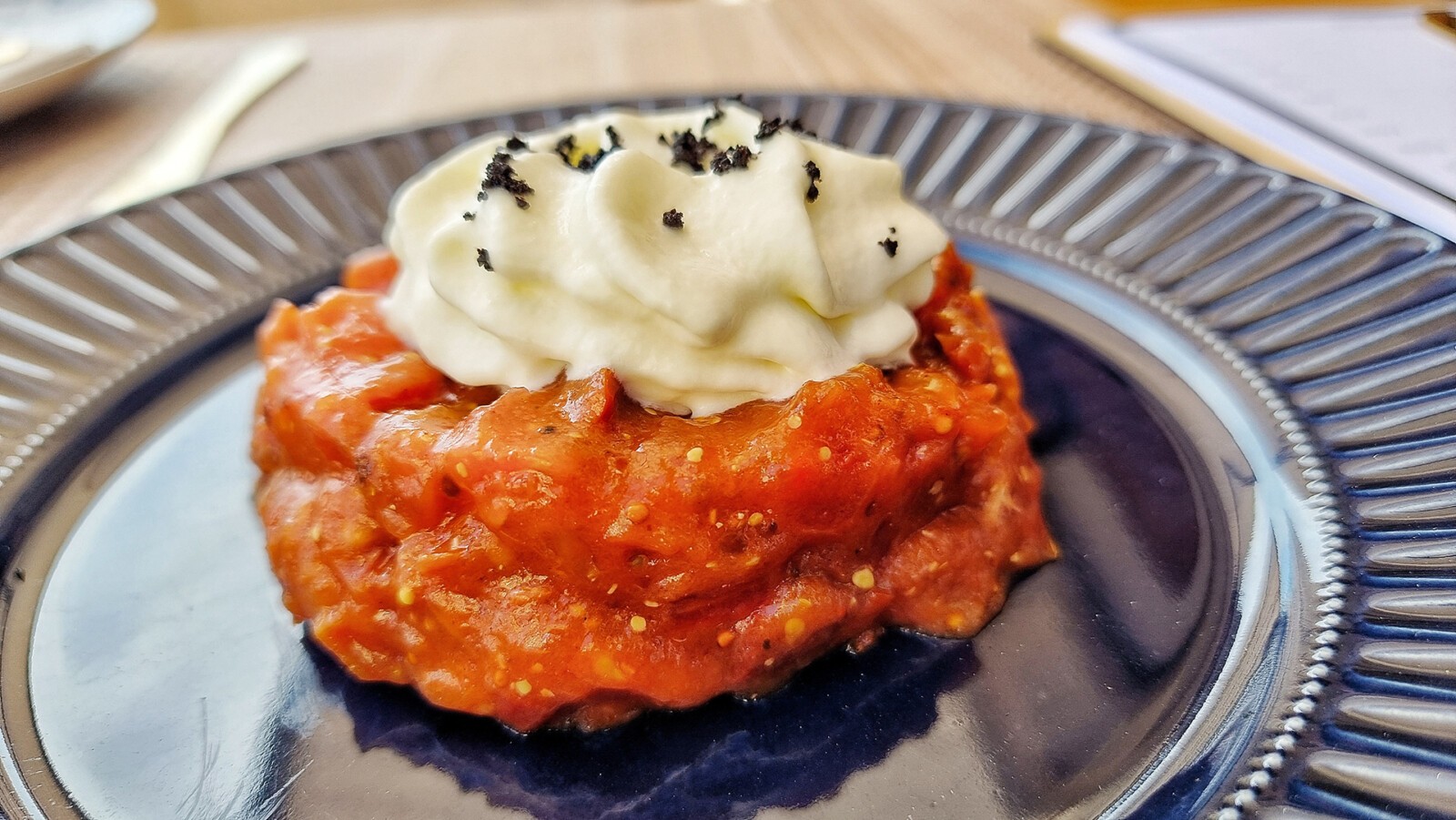 Tartar de tomate con espuma de payoyo. Foto: Salva Moreno