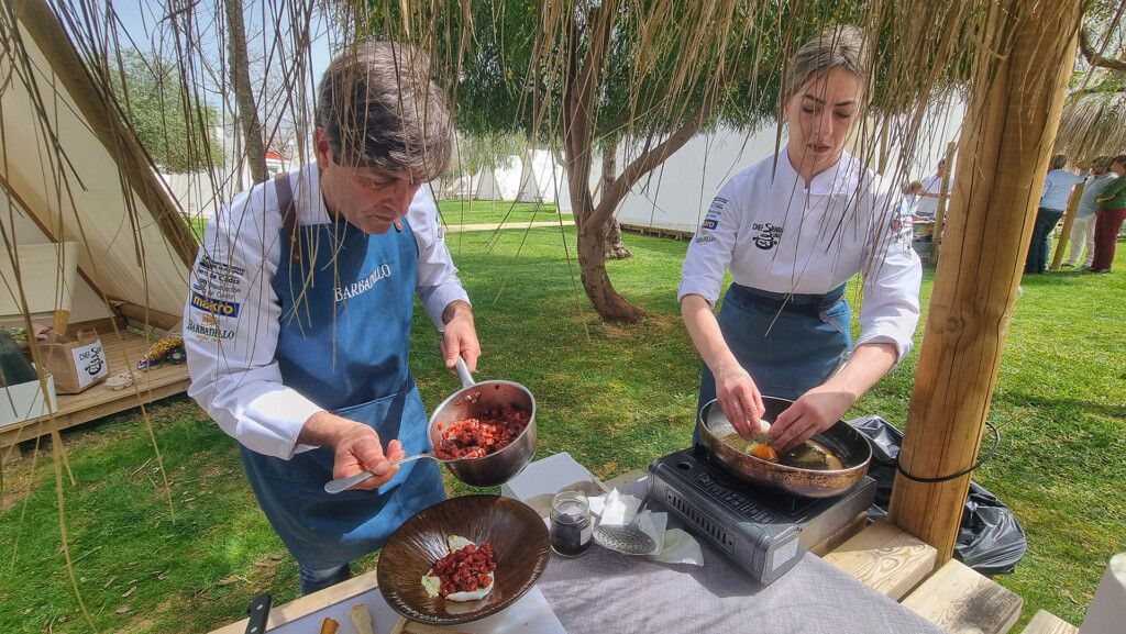 8-M: No te pierdas estos restaurantes de la provincia de Cádiz con mujeres al mando de los fogones 19 Diego Guerrero y Ana Belén Gallardo, en plena faena. Foto: Salva Moreno