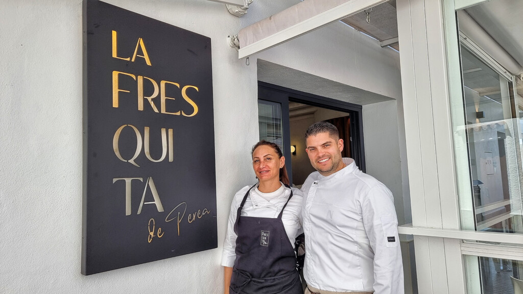 8-M: No te pierdas estos restaurantes de la provincia de Cádiz con mujeres al mando de los fogones 6 Tamara Ramírez y Jose Perea, en la entrada de La Fresquita de Perea. Foto: Salva Moreno