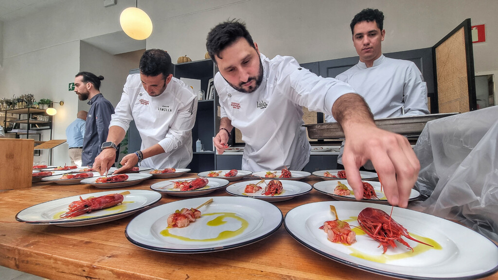 Javi Abascal, de Lalola, dando un último detalla a uno de los platos. Foto: Salva Moreno
