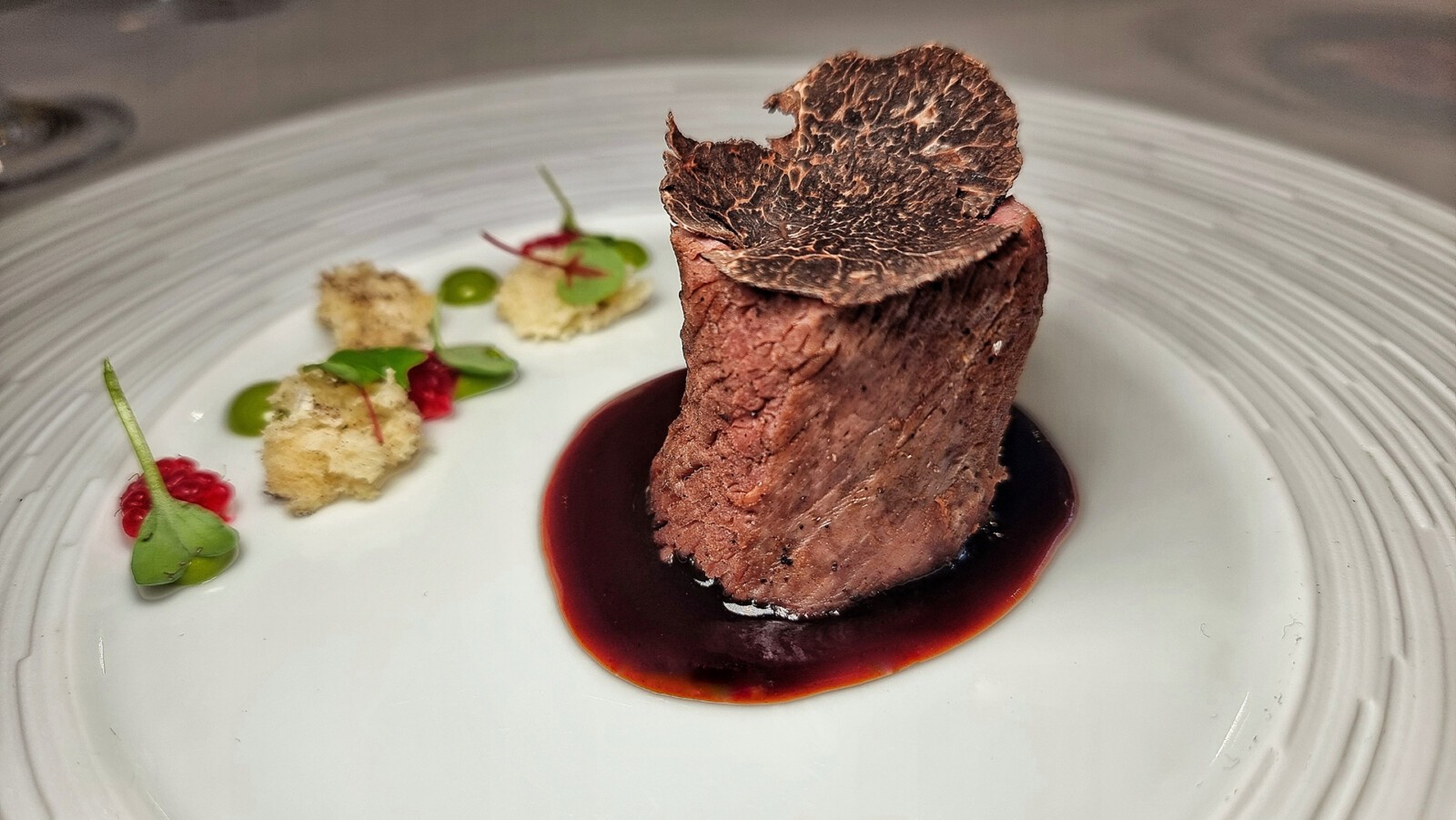 Ciervo y mostaza, uno de los últimos pases del menú Arcilla. Foto: Salva Moreno