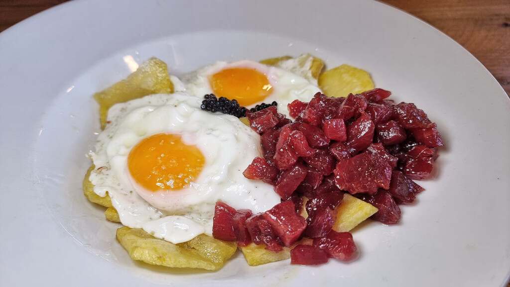 Los huevos rotos con tartar de atún y patatas, plato estrella. Foto: Salva Moreno