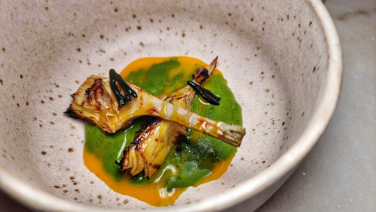 Alcachofa, lechuga de mar y yema de huevo. Foto: Salva Moreno