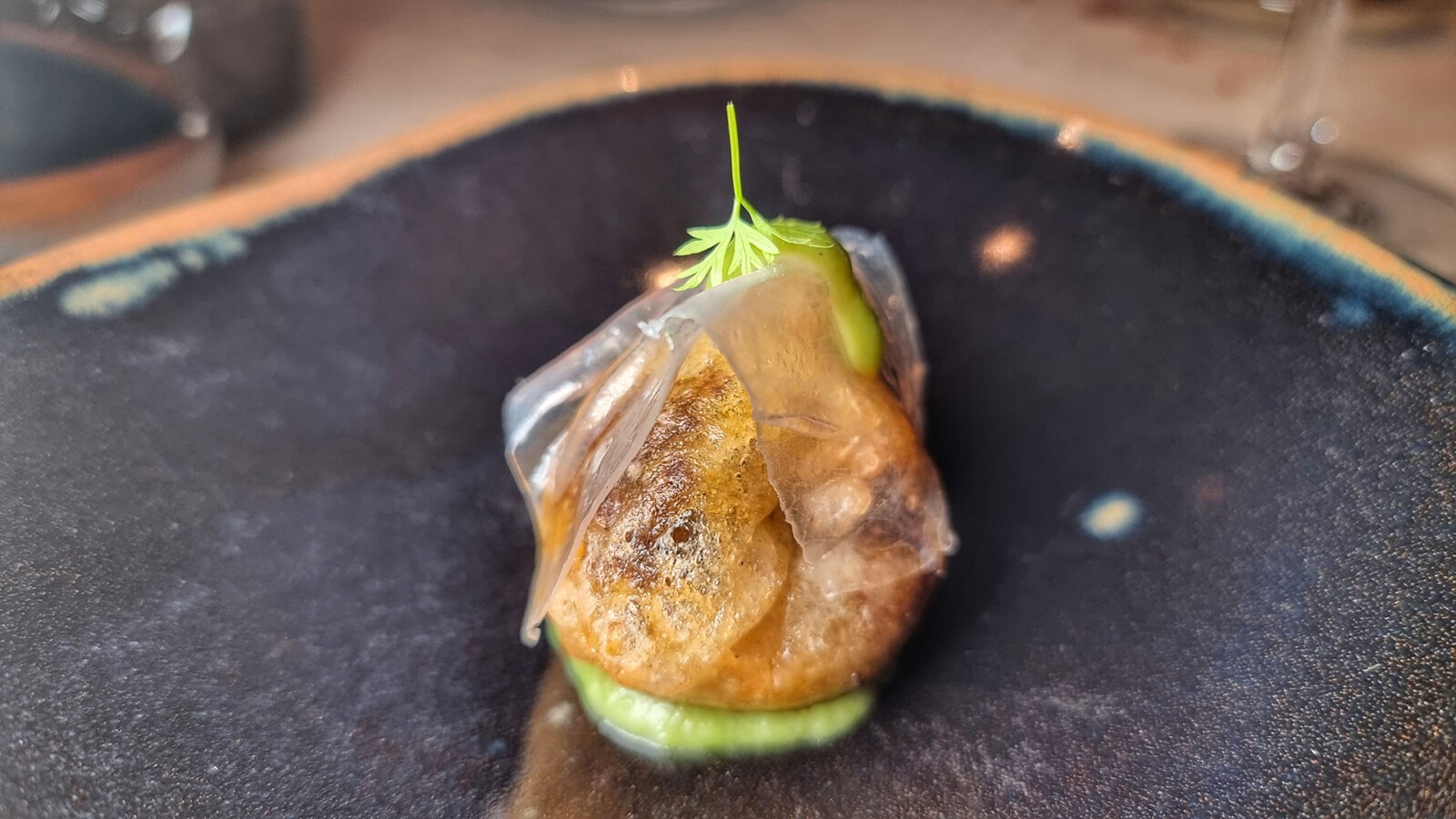 El buñuelo de morcilla, panceta ibérica y escabeche de berza. Foto: Salva Moreno