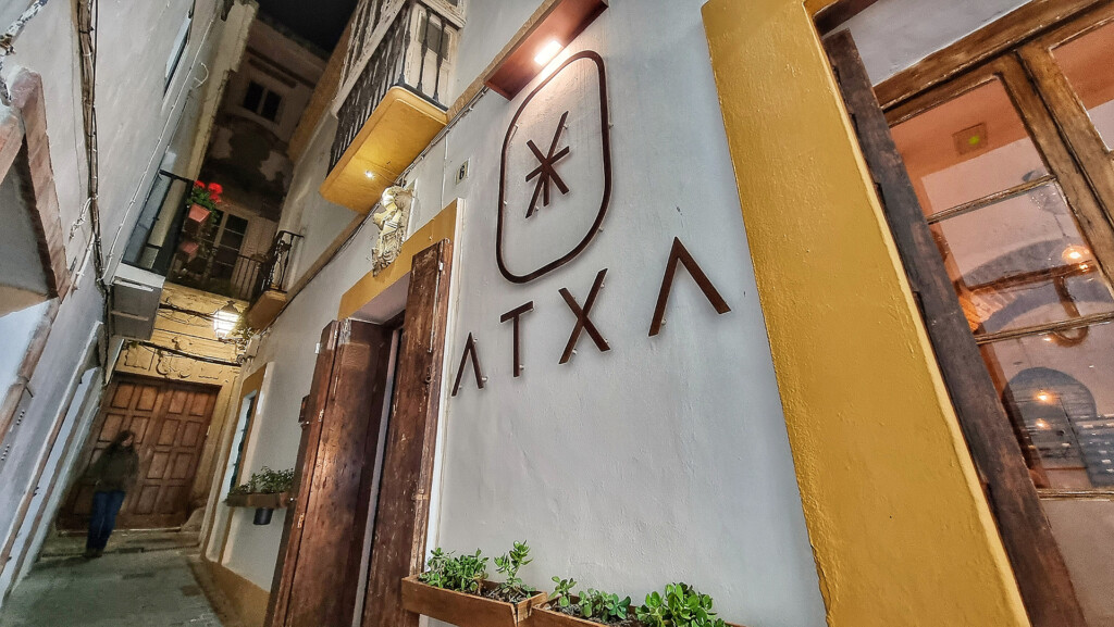 Entrada a Atxa, en la calle Pedro Cortés. Foto: Salva Moreno