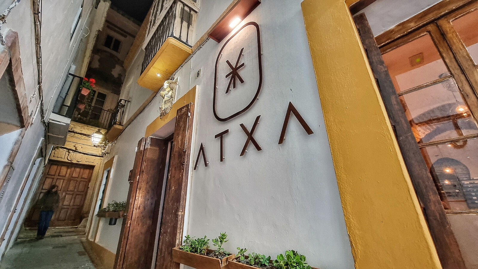 Entrada a Atxa, en la calle Pedro Cortés. Foto: Salva Moreno