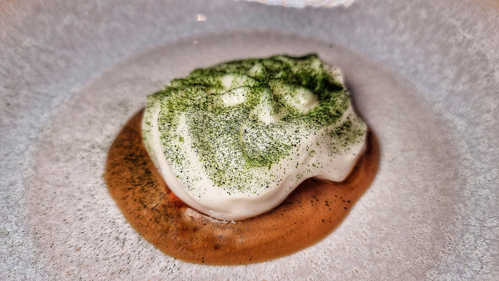 Gamba roja, coliflor y algas. Foto: Salva Moreno