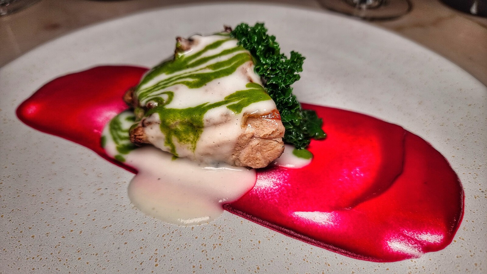 Las mollejas de ternera, remolacha y pistou de aromáticas, con kale. Foto: Salva Moreno