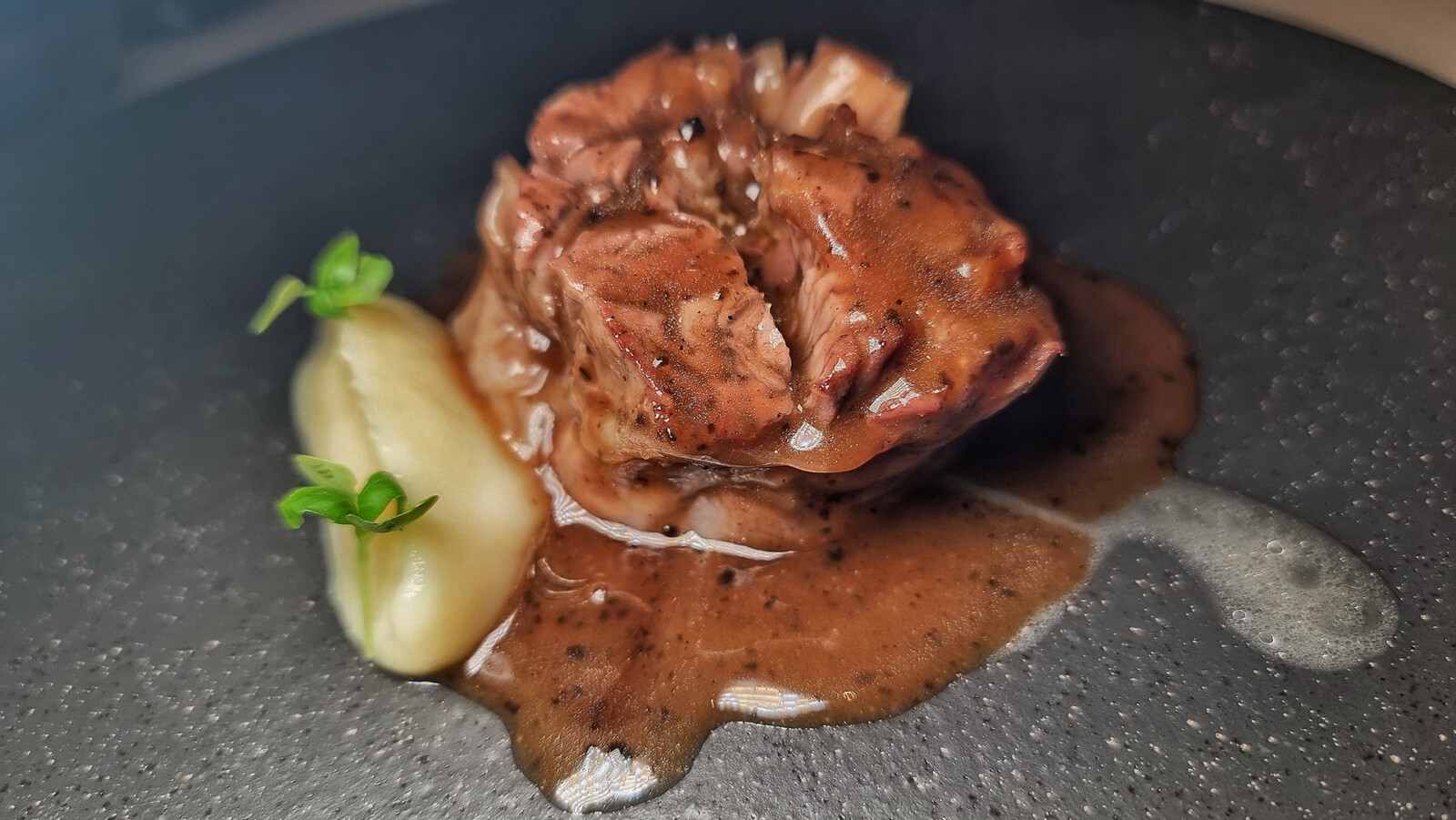 Royal de atún rojo, perigordine y chirivía. Foto: Salva Moreno