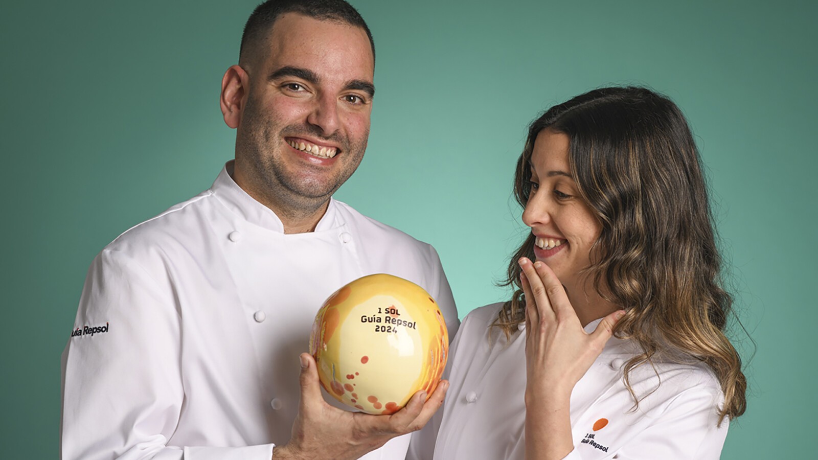 Arturo Perea y Laura García, con el Sol Repsol. Foto: Guía Repsol