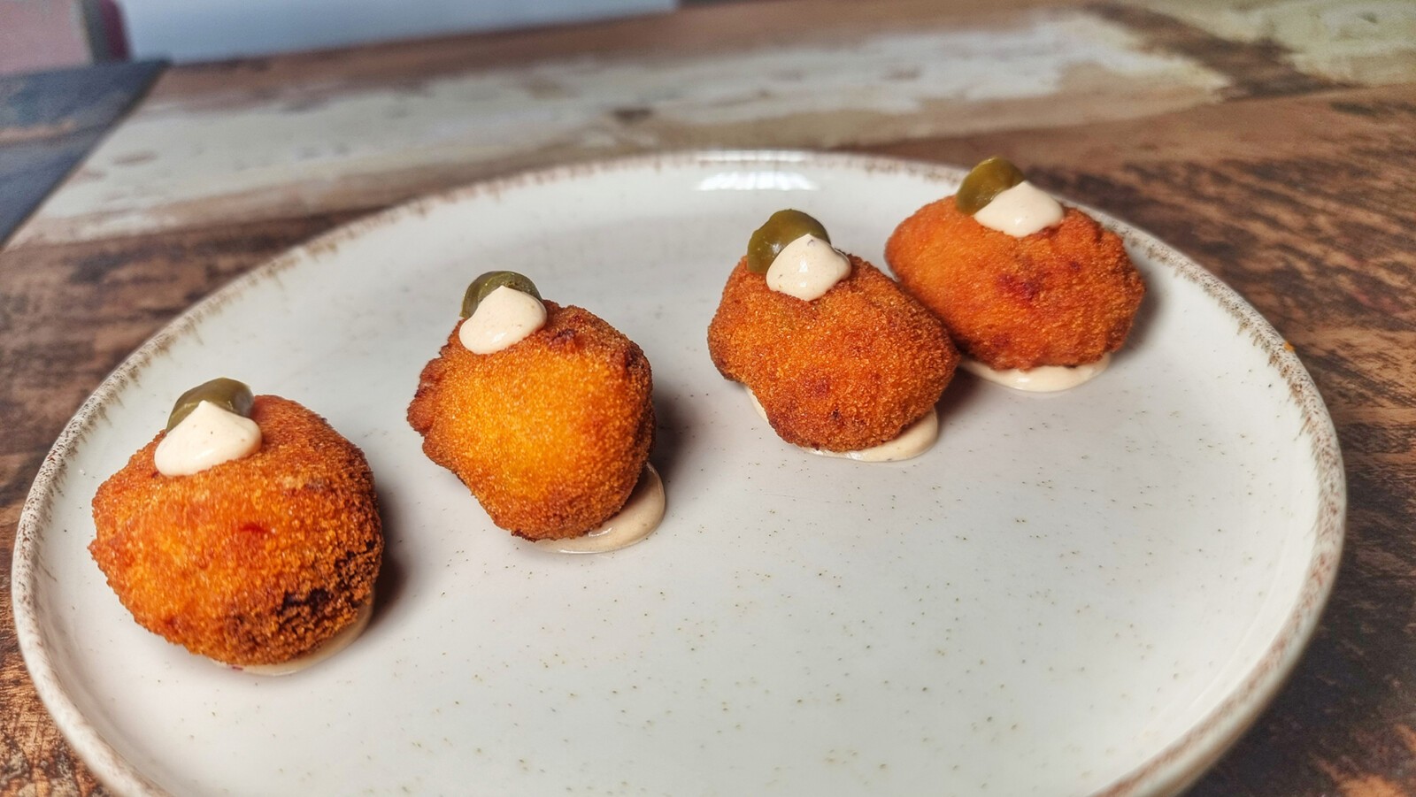 Ay Nanita, un trocito de México que se consolida en La Barrosa 5 Las croquetas de carne y jalapeños. Foto: Salva Moreno