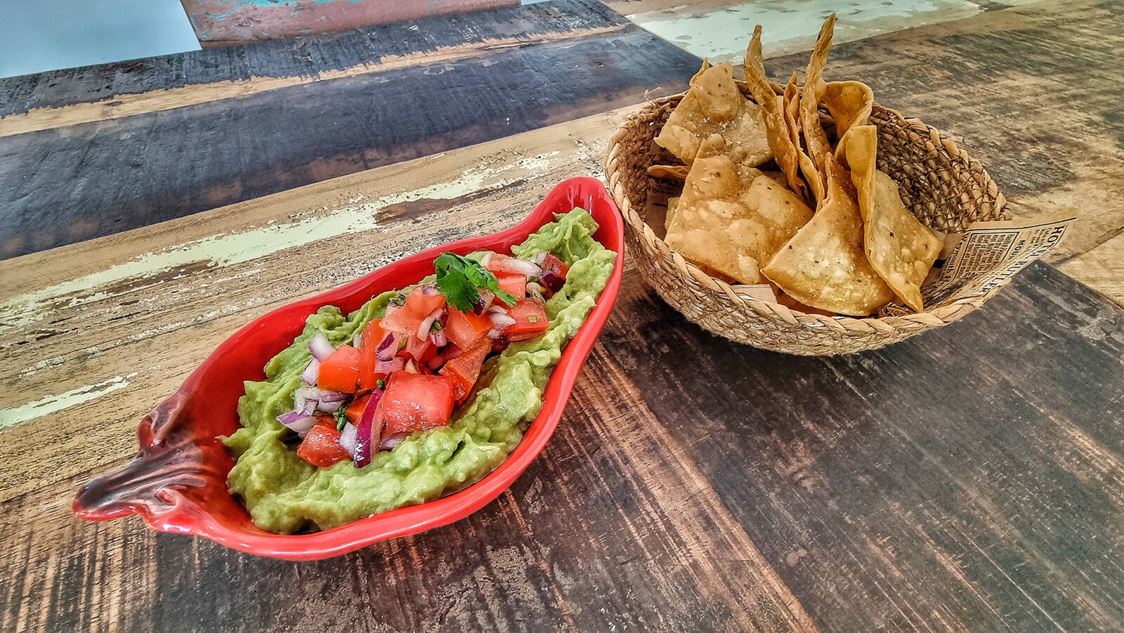 Ay Nanita, un trocito de México que se consolida en La Barrosa 3 Guacamole y totopos. Foto: Salva Moreno