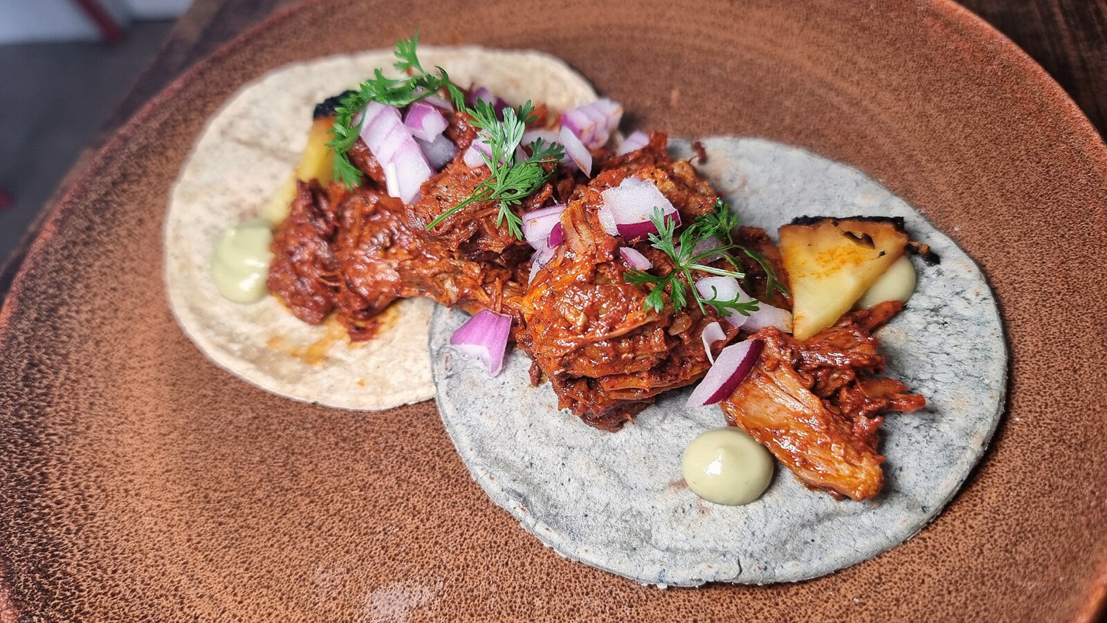 Ay Nanita, un trocito de México que se consolida en La Barrosa 7 Los tacos, grandes protagonistas en el restaurante de Gaby Ramírez. Foto: Salva Moreno