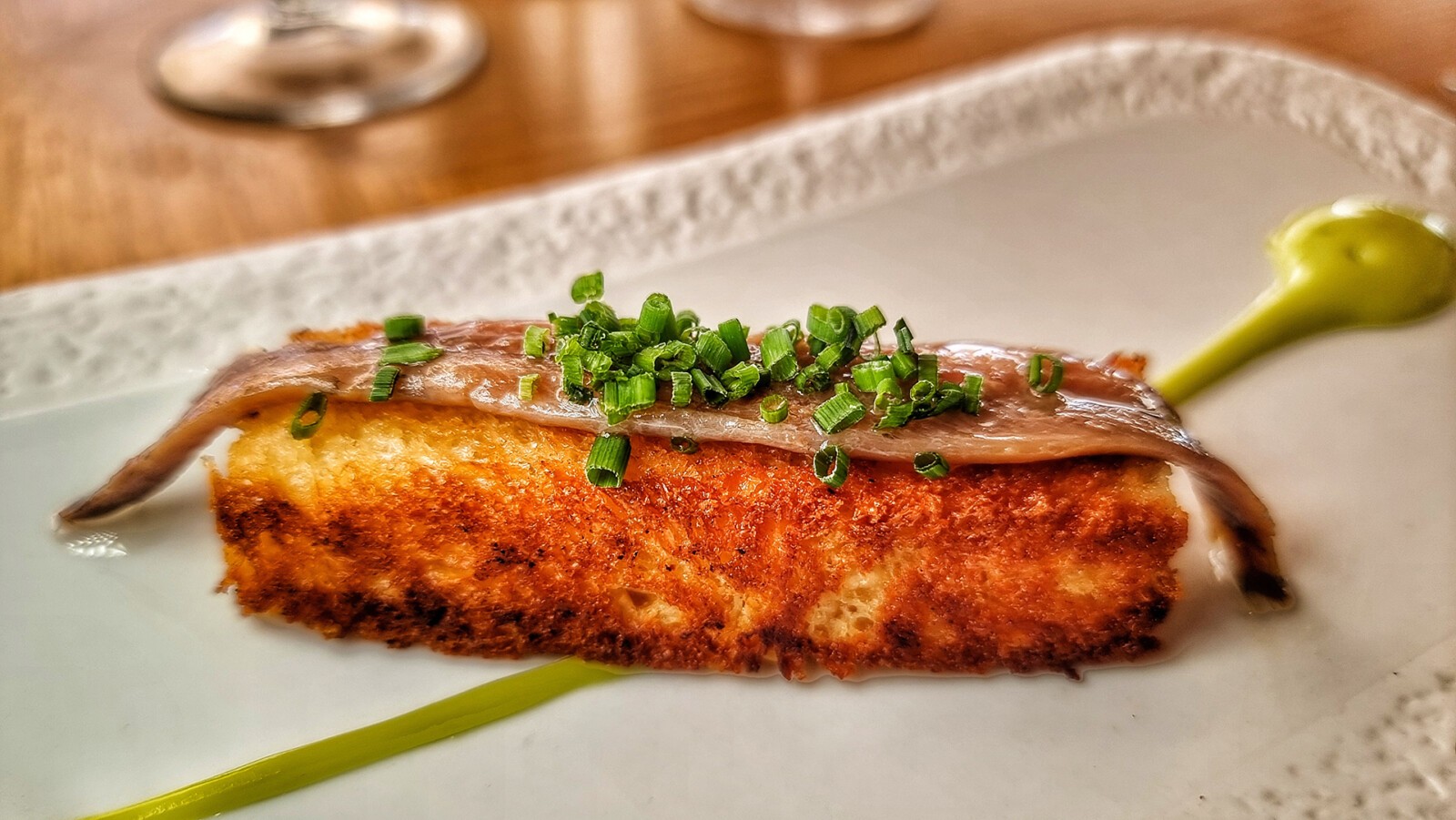 Anchoa de Santoña sobre brioche de mantequilla. Foto: Salva Moreno