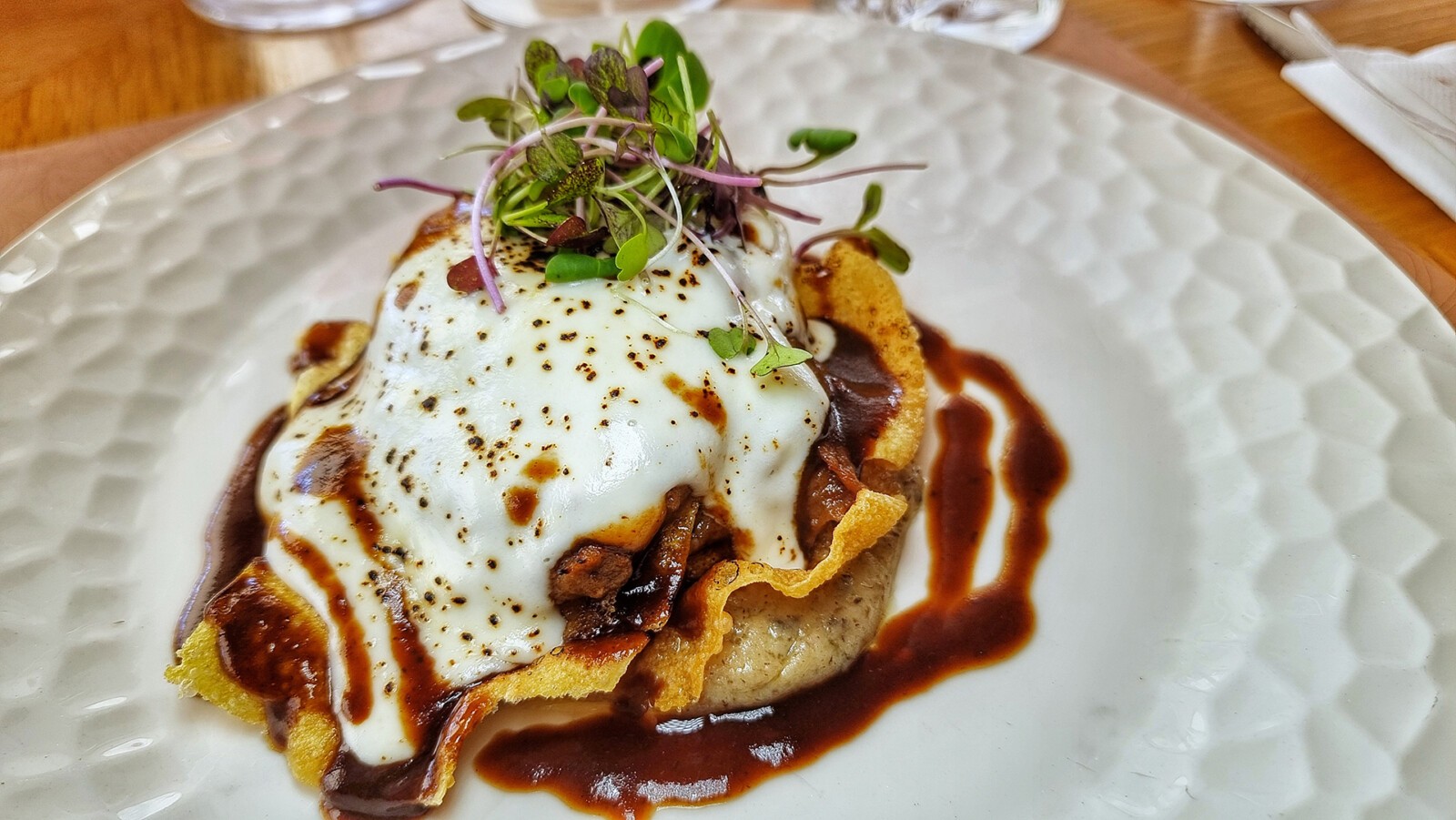 La lasaña crujiente de rabo de toro. Foto: Salva Moreno