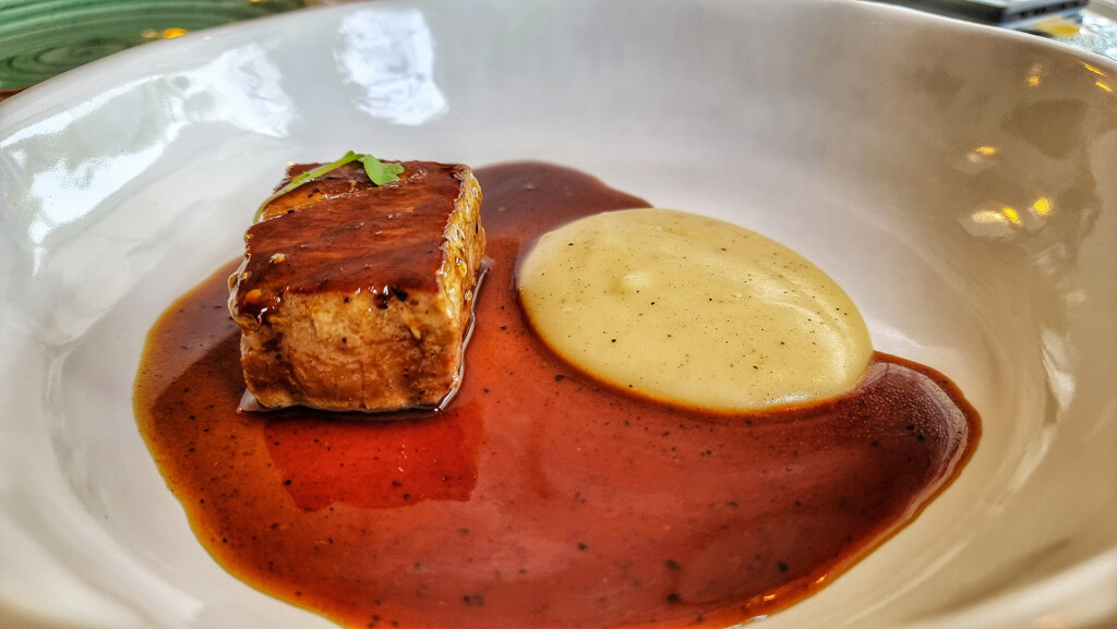 Atún lacado con jugo de rabo de toro y emulsión de patata limón. Foto: Salva Moreno
