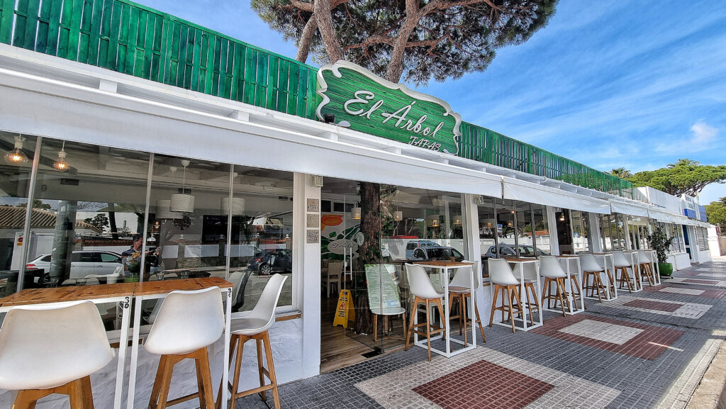 Entrada a El Árbol Tapas, en la playa de La Barrosa de Chiclana. Foto: Salva Moreno.