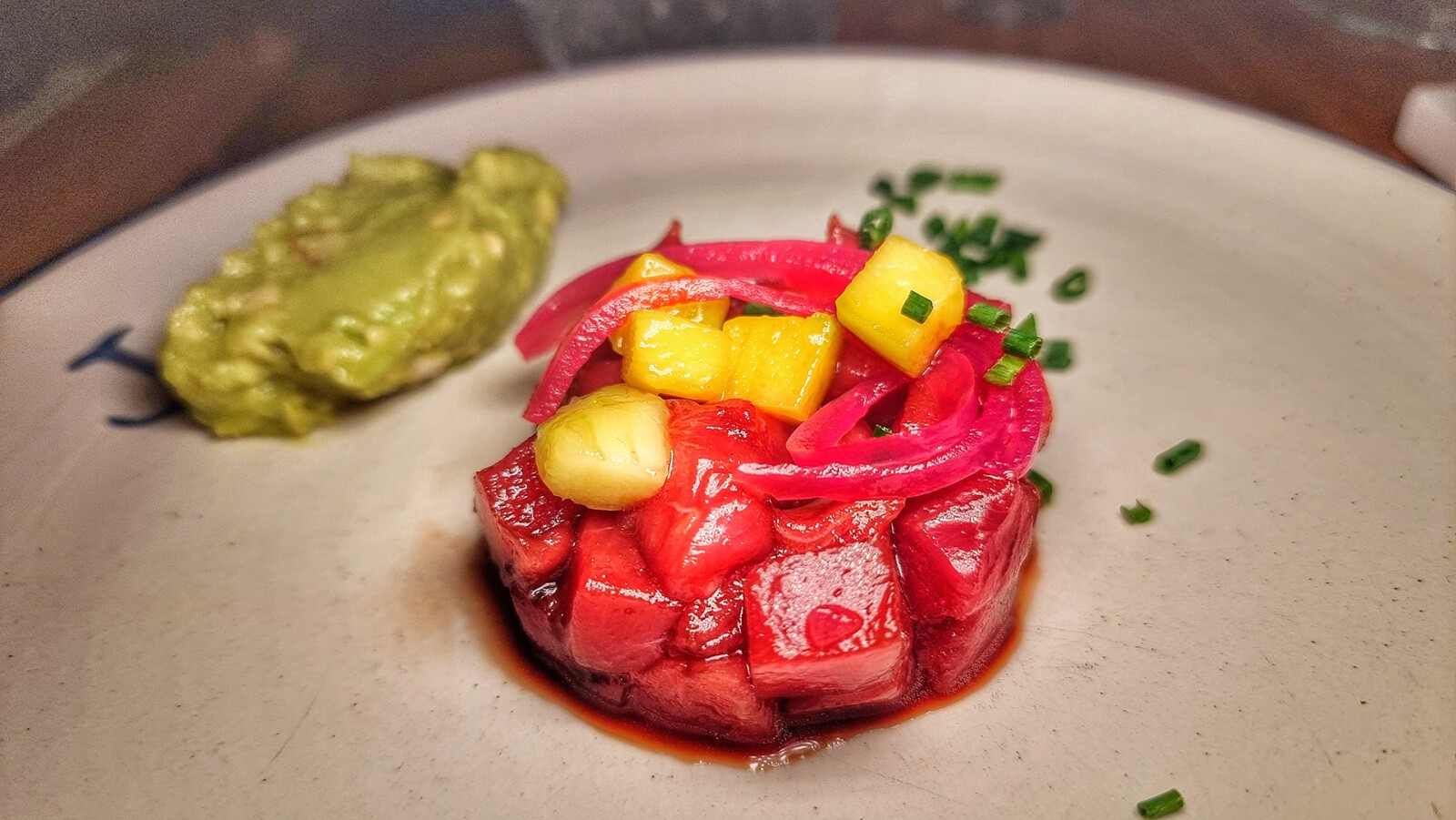 Tartar con aguacate, mango y cebolla encurtida. Foto: Salva Moreno