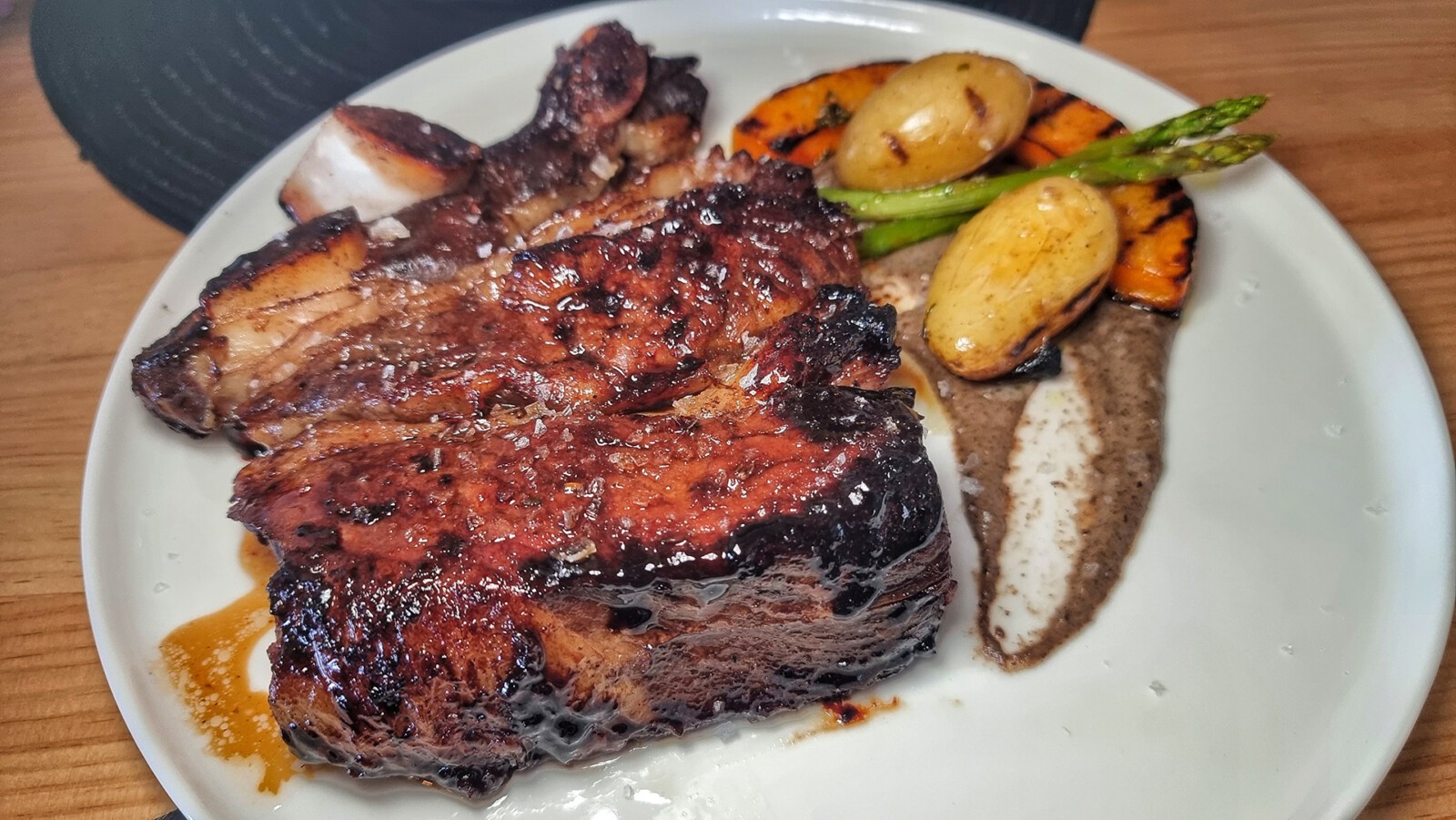 Las carnes a la brasa, protagonistas en La Merina. Foto: Salva Moreno