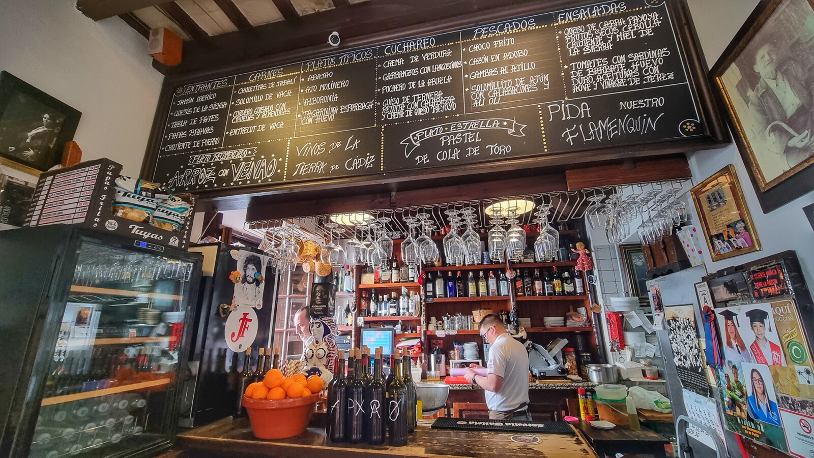 La barra del local, con la carta escrita en tiza. Foto: Salva Moreno