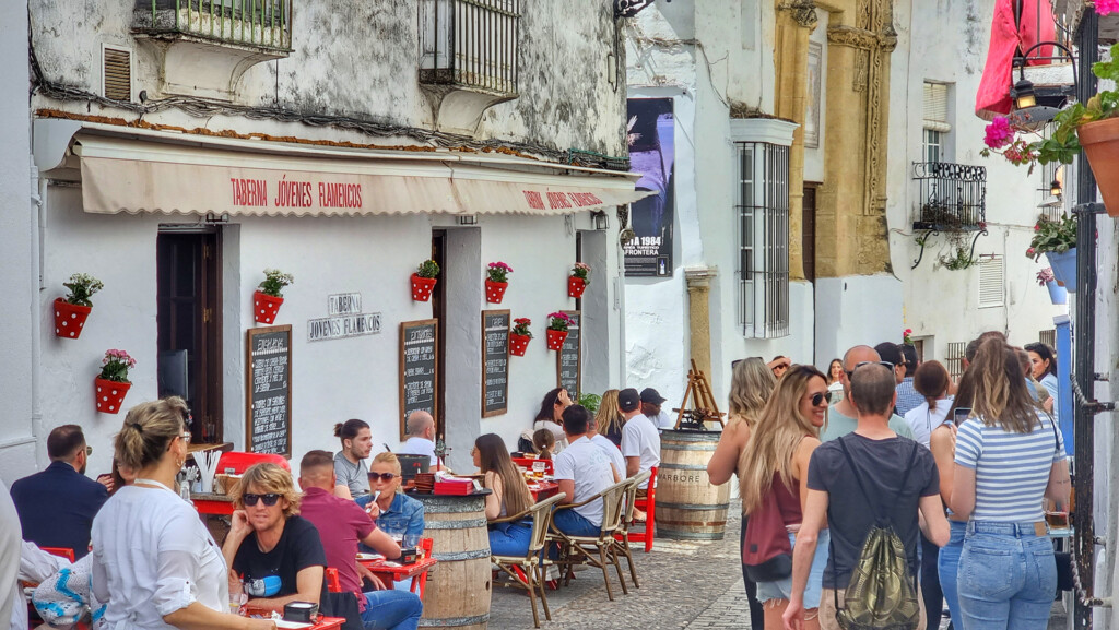 La terraza de la Taberna Jóvenes Flamencos en Arcos, provincia de Cádiz. Foto: Salva Moreno