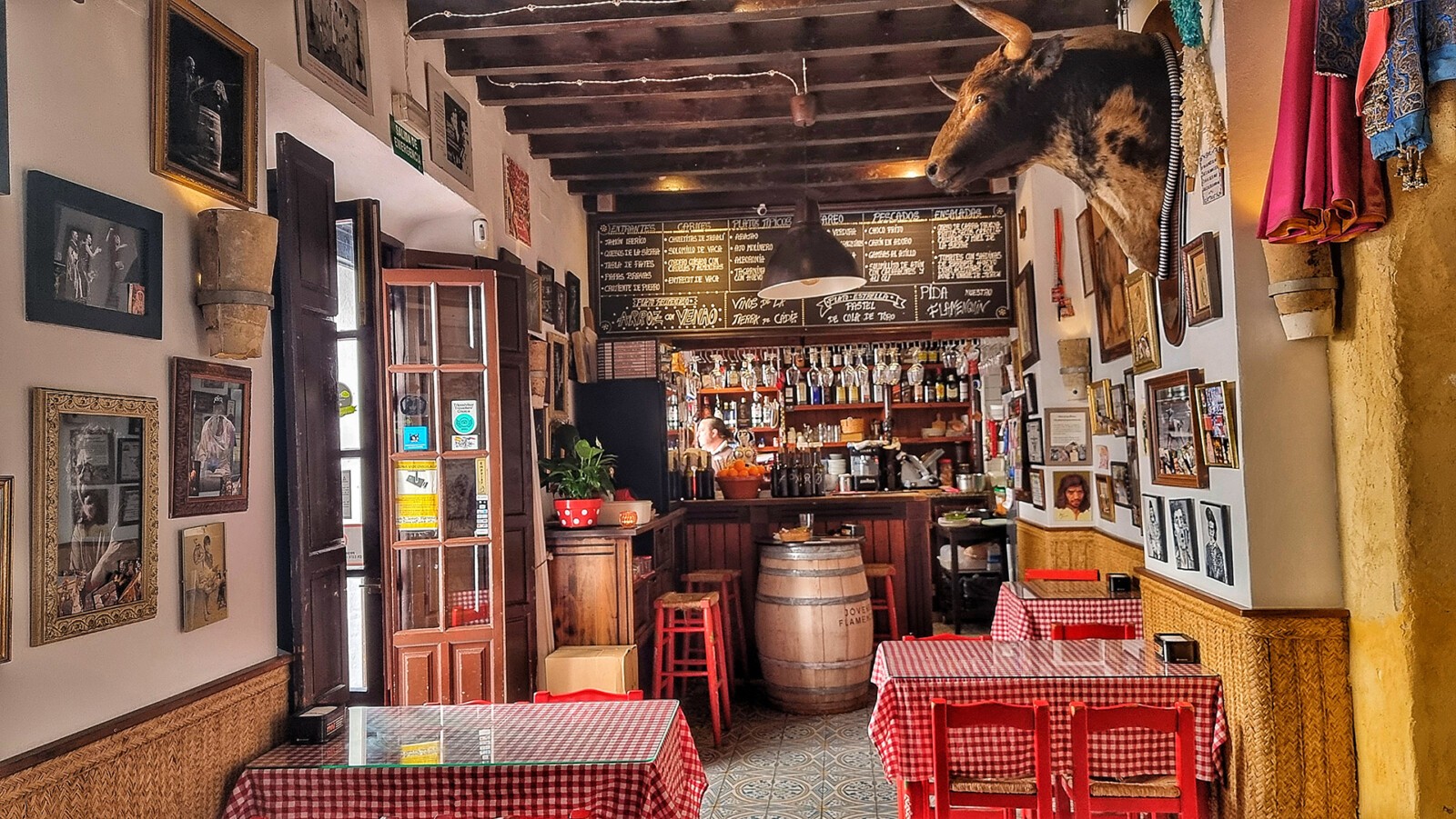 Interior de la Taberna Jóvenes Flamencos. Foto: Salva Moreno