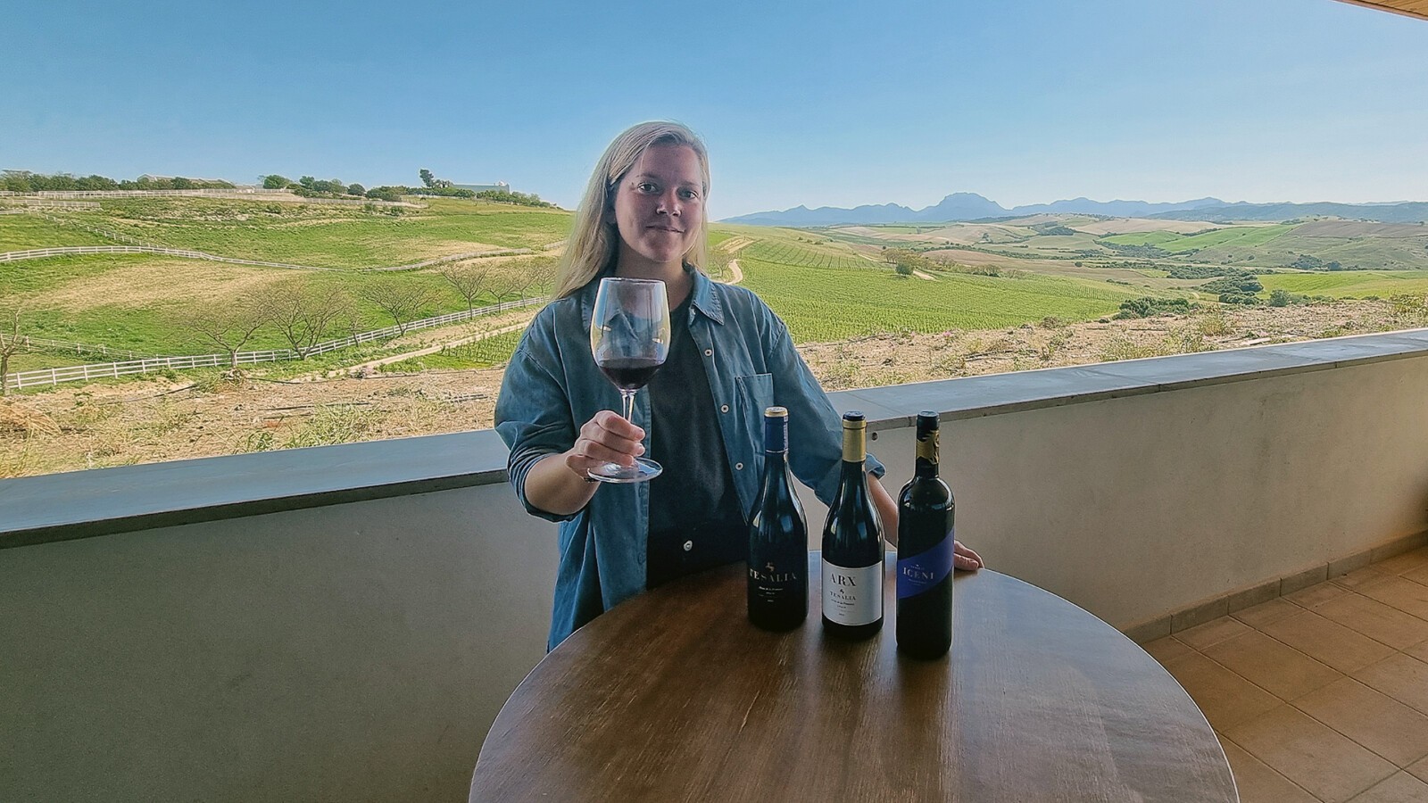 La enóloga de Tesalia, con los tres vinos en la terraza de la bodega, con la Sierra de Grazalema detrás. Foto: Salva Moreno