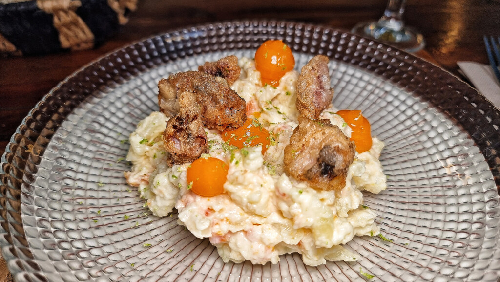 La ensaladilla de puntillitas fritas, número uno en Arrebol, uno de los bares donde tapear en Cádiz. Foto: Salva Moreno