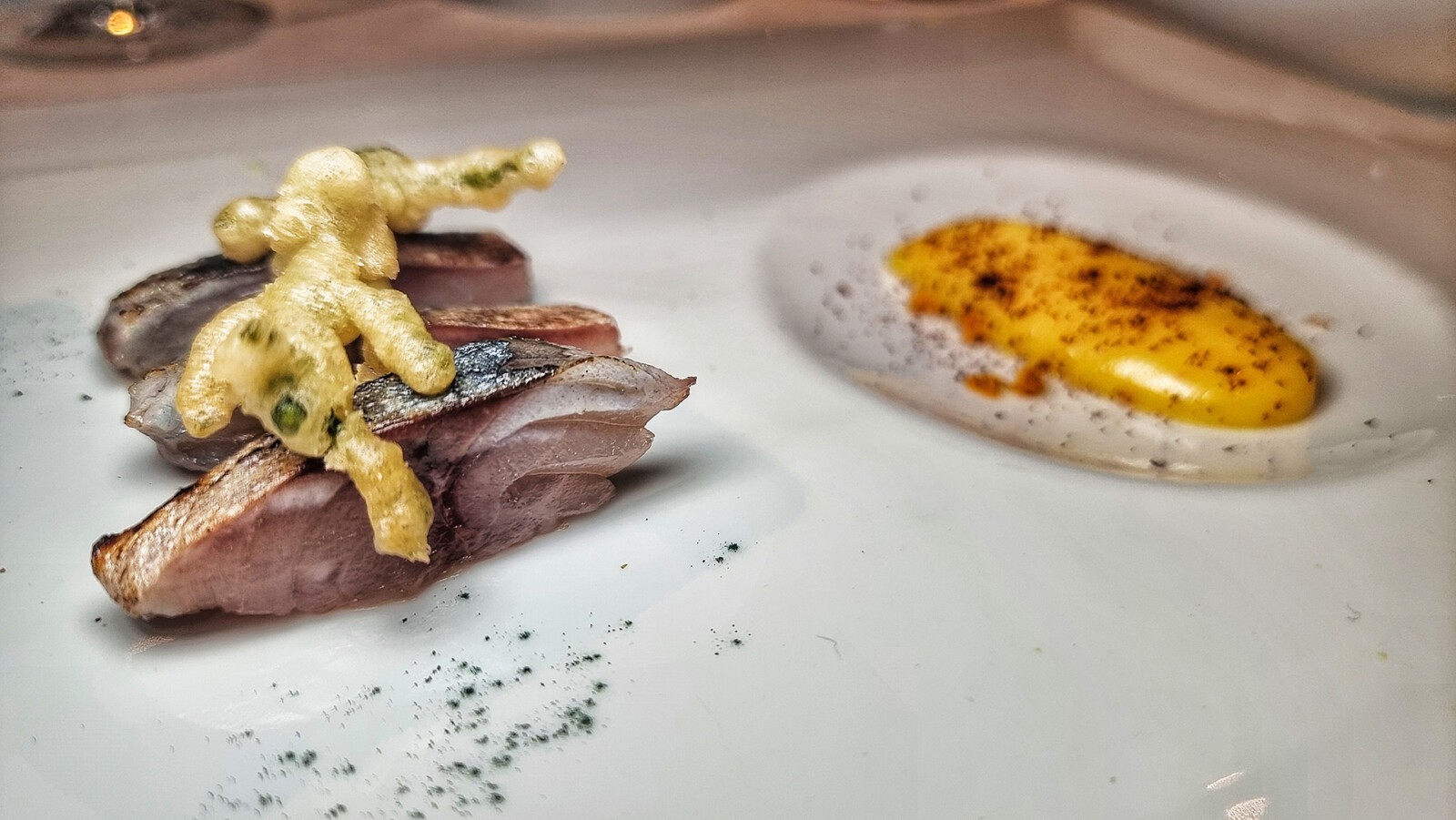 El albedo, con sardina ahumada y salicornia en tempura. Foto: Salva Moreno