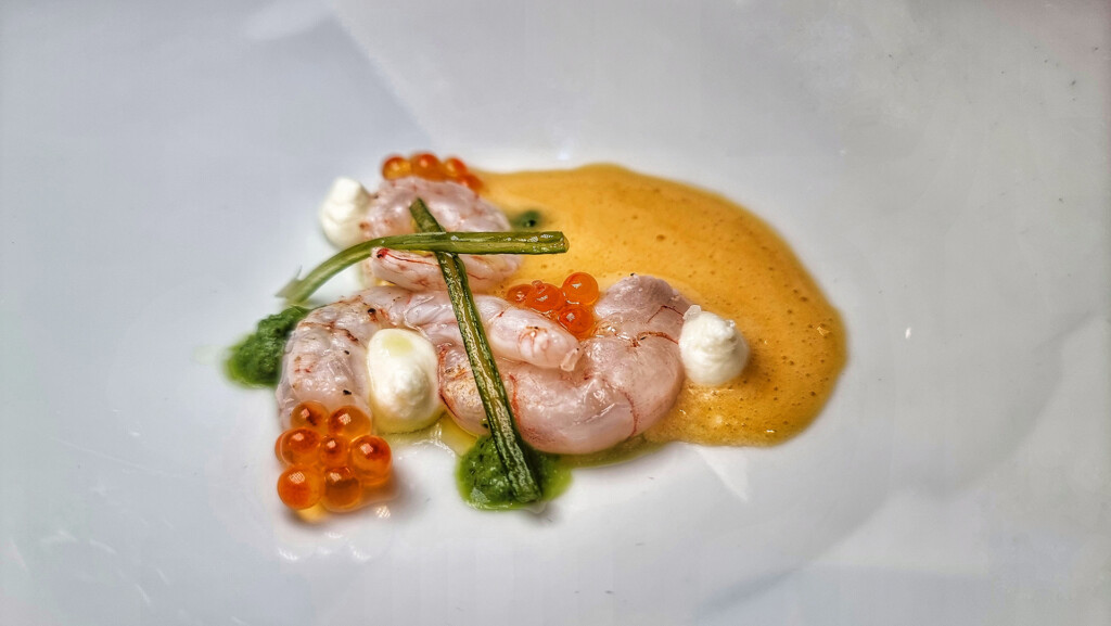 12 platos que El Gusto es Suyo ha probado en 2024 y que no olvidaremos 6 El candié lo actualizan en Código de Barra y lo acompañan con gamabas. Foto: Salva Moreno