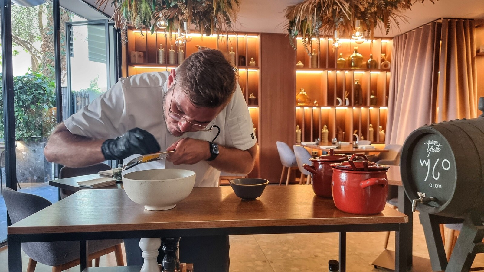 Ettu mantiene su menú degustación de atún hasta el sábado 18 6 Álvaro Vela, rallando la yema curada en el tartar. Foto: Salva Moreno