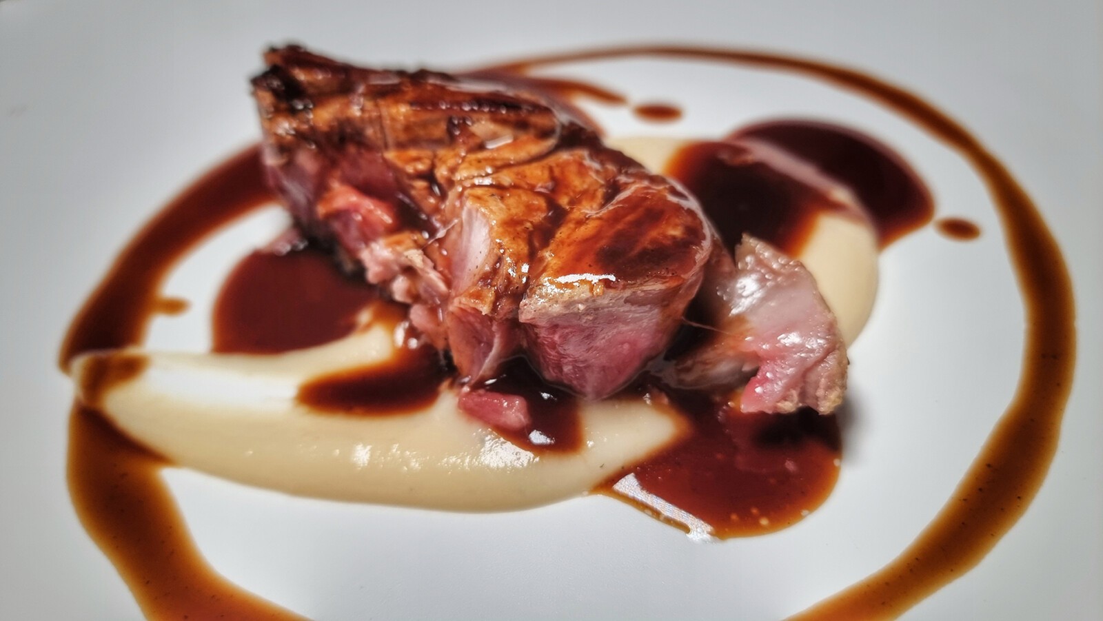Ettu mantiene su menú degustación de atún hasta el sábado 18 8 La cola guisada. Foto: Salva Moreno