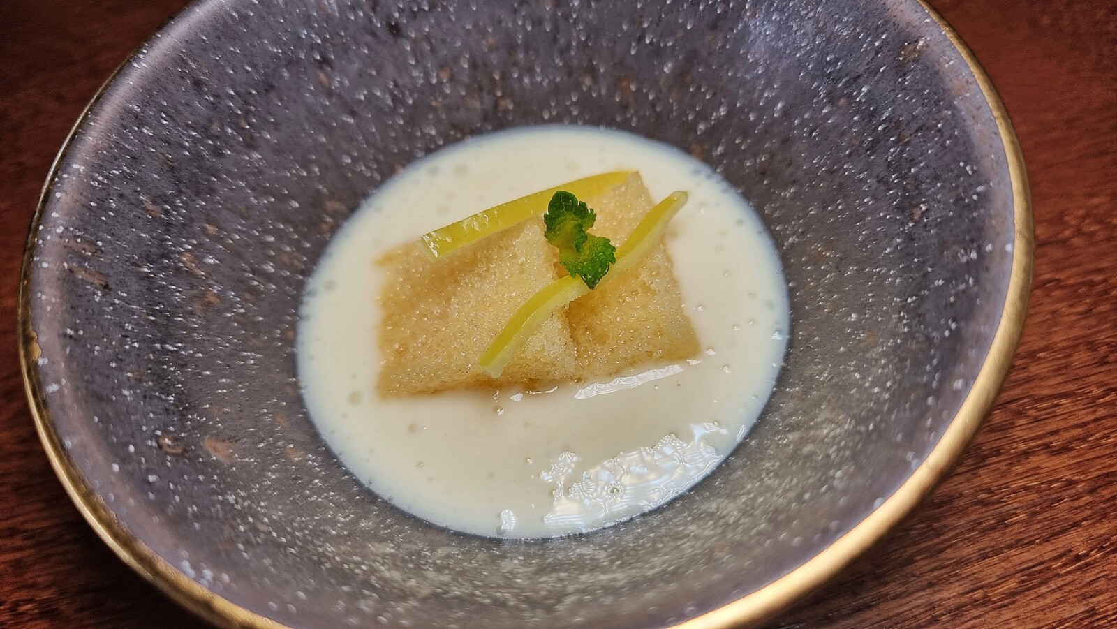 Ettu mantiene su menú degustación de atún hasta el sábado 18 11 El limón lunero, uno de los postres. Foto: Salva Moreno