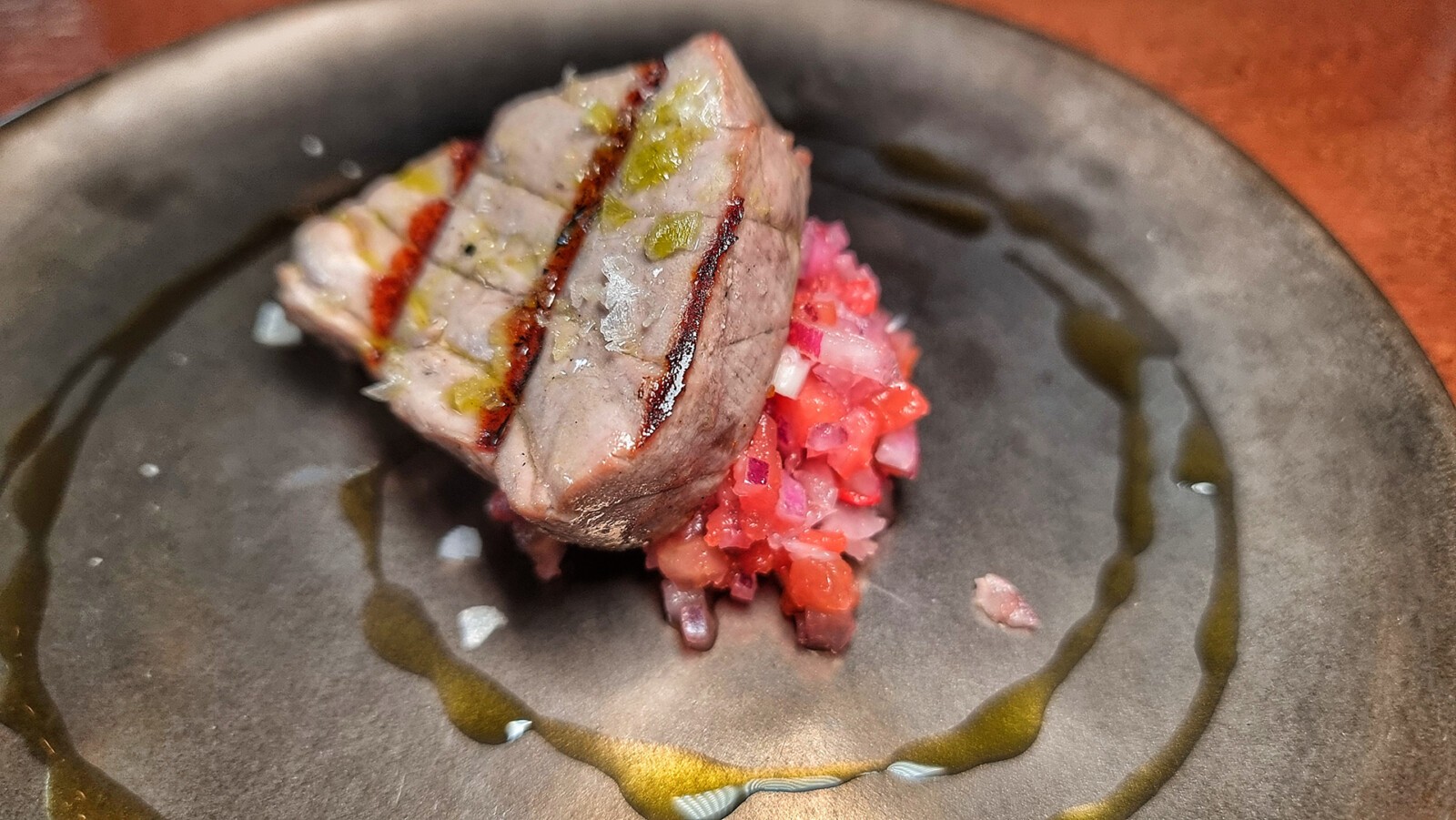 Ettu mantiene su menú degustación de atún hasta el sábado 18 10 El morrillo a la brasa y pico de gallo. Foto: Salva Moreno