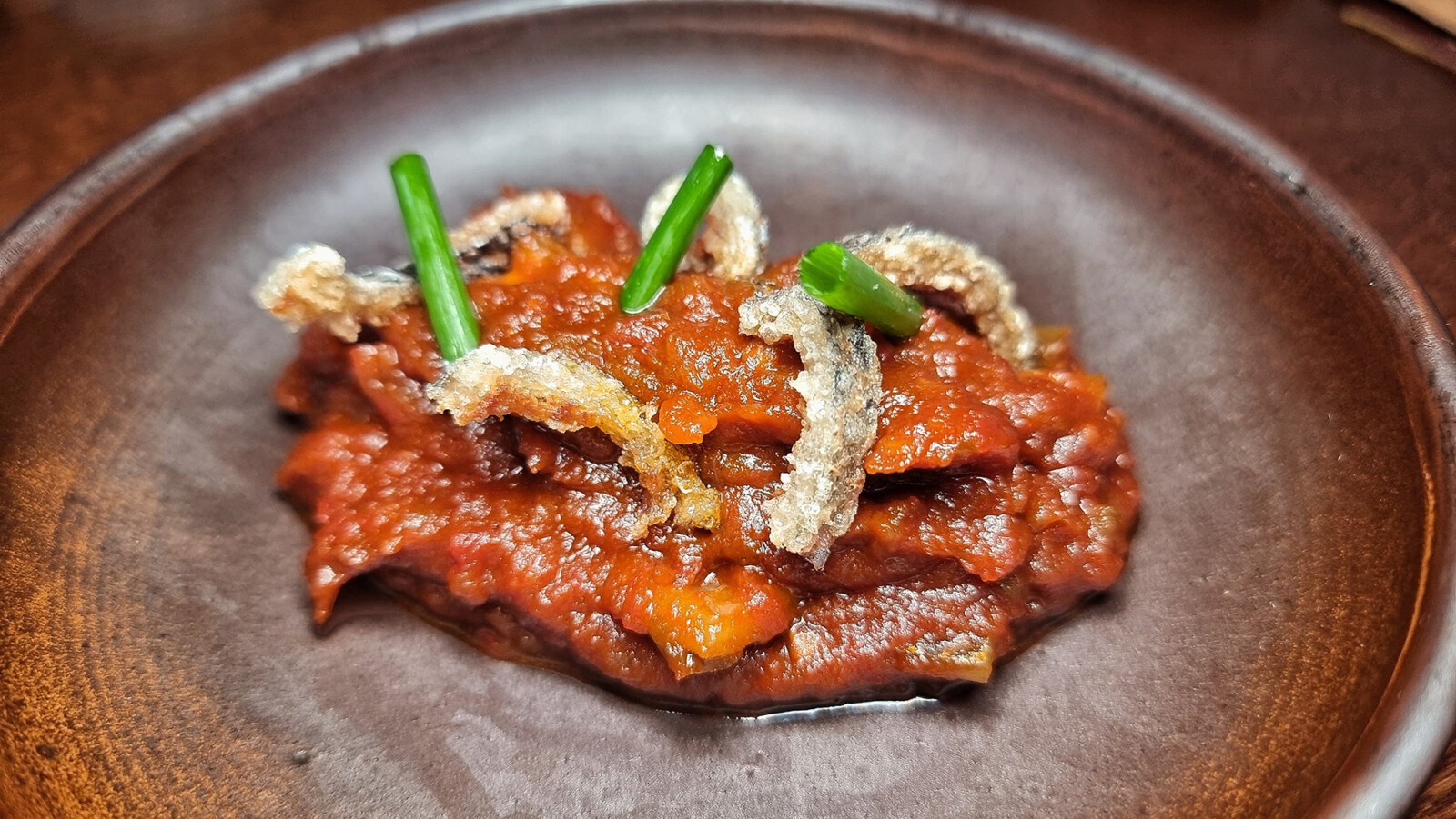 Ettu mantiene su menú degustación de atún hasta el sábado 18 7 Pellejo en guiso de tomate marinero. Foto: Salva Moreno