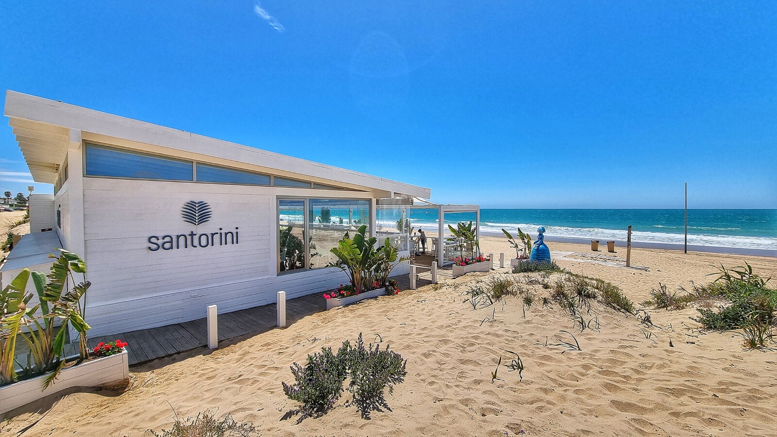 El restaurante Santorini, en la playa de La Barrosa. Foto: Salva Moreno