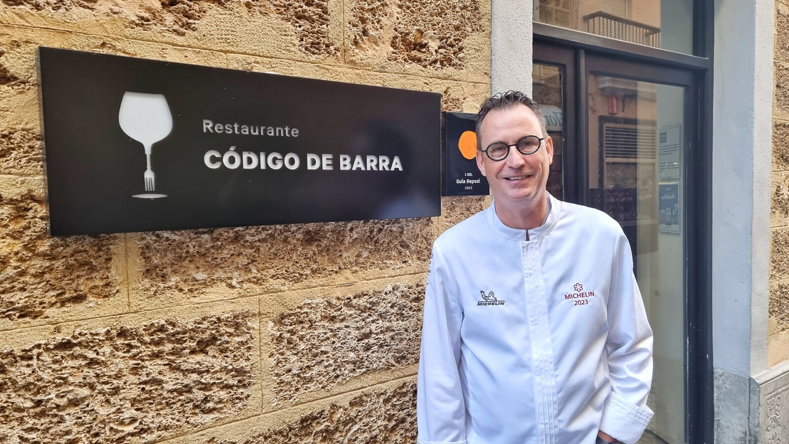 Leon Griffioen, cuando le dieron la estrella Michelin, en la entrada de Código de Barra. Foto: Salva Moreno