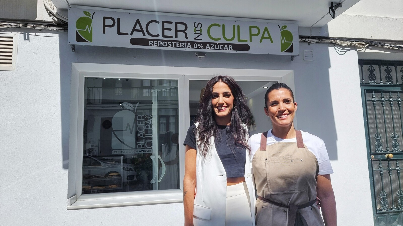 Placer Sin Culpa inaugura un punto de venta en Vejer 3 Patricia y María José, en la entrada del punto de venta de Placer Sin Culpa en Vejer. Foto: Salva Moreno
