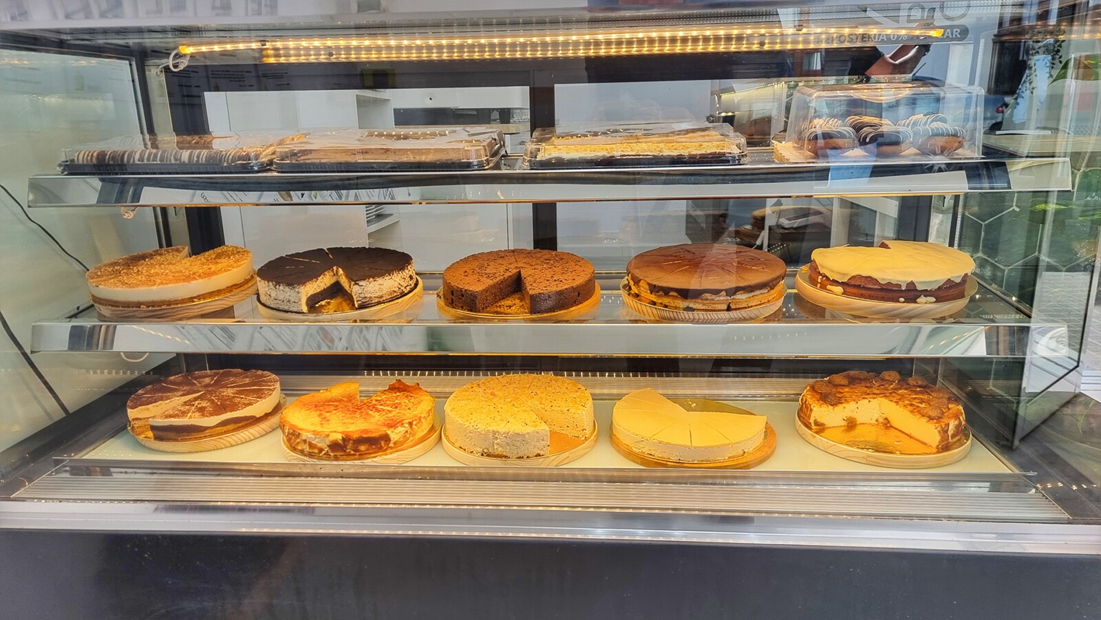Placer Sin Culpa inaugura un punto de venta en Vejer 4 Vitrina con los dulces de la pastelería. Foto: Salva Moreno