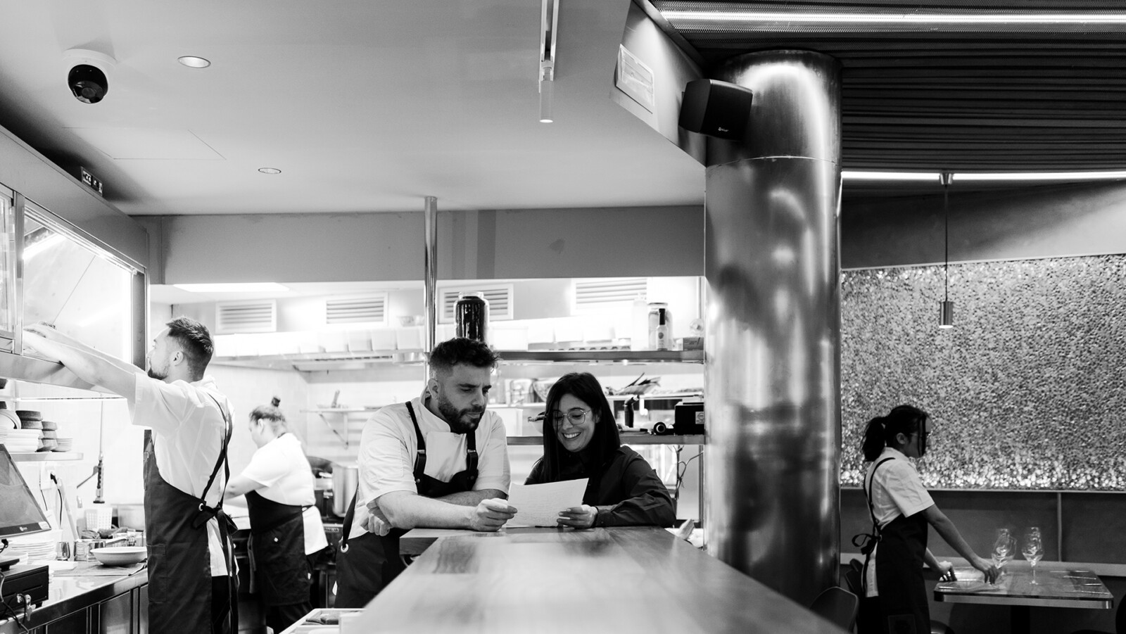 Fátima y Jesús, en la barra de su restaurante. Foto: José María Casco.