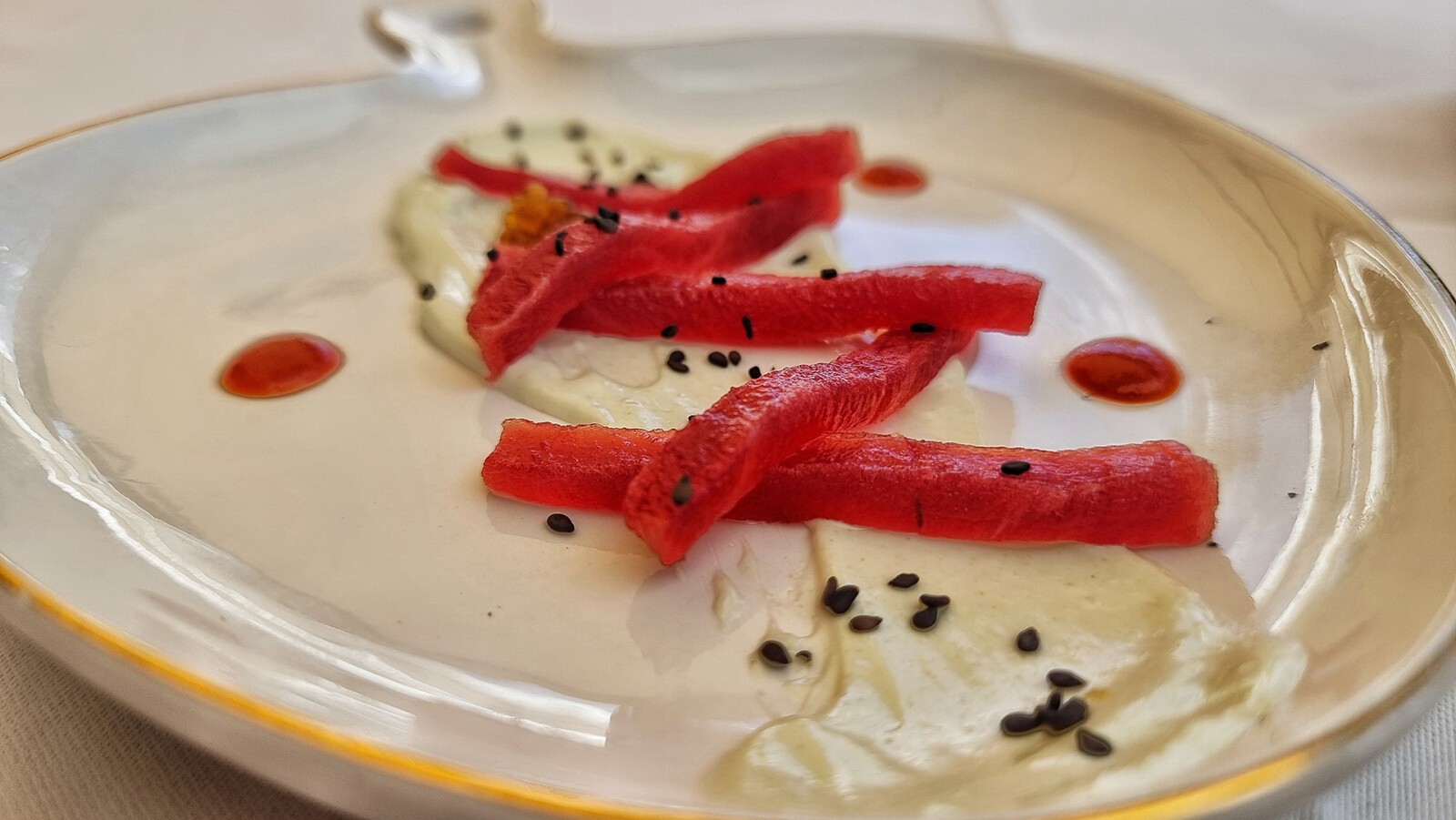 El sashimi de descargamento con mayonesa de wasabi. Foto: Salva Moreno
