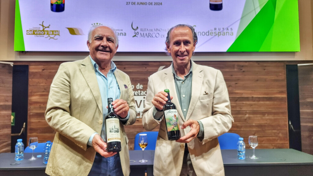 Los vinos de Manuel Aragón pisan la alfombra roja en el Salón de los Mejores Vinos de España 4 El alcalde y Chano Aragón, en imagen de la presentación de dos de sus vinos. Foto: Salva Moreno