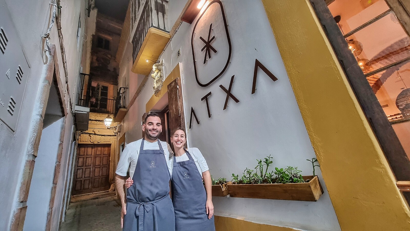 Arturo y Laura, junto a su restaurante Atxa, en Tarifa. Foto: Salva Moreno