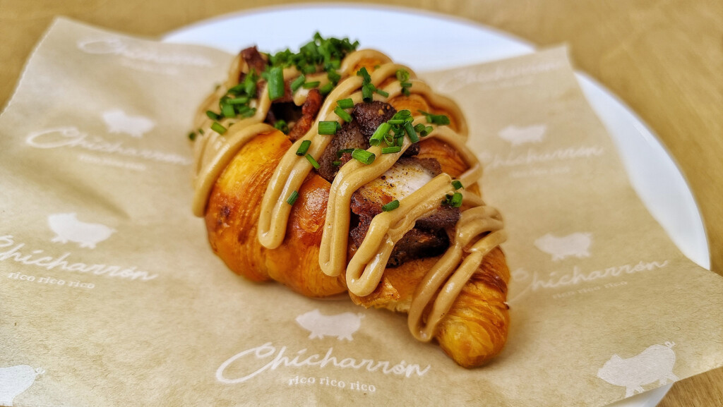 El cruasán picante de chicharrones de papada del Chicharrón. Foto: Salva Moreno