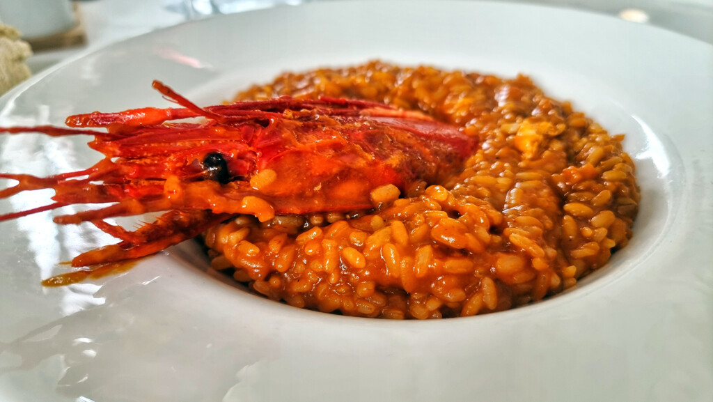 12 platos que El Gusto es Suyo ha probado en 2024 y que no olvidaremos 15 El arroz con carabineros, uno de los preferidos por los comensales en El Alférez. Foto: Salva Moreno