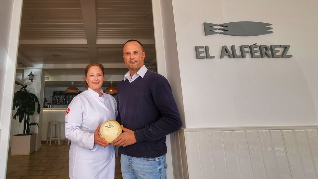 8-M: No te pierdas estos restaurantes de la provincia de Cádiz con mujeres al mando de los fogones 15 Beatriz y Paco Alférez, en imagen de marzo de 2023, cuando recibieron el Sol Repsol. Foto: Salva Moreno