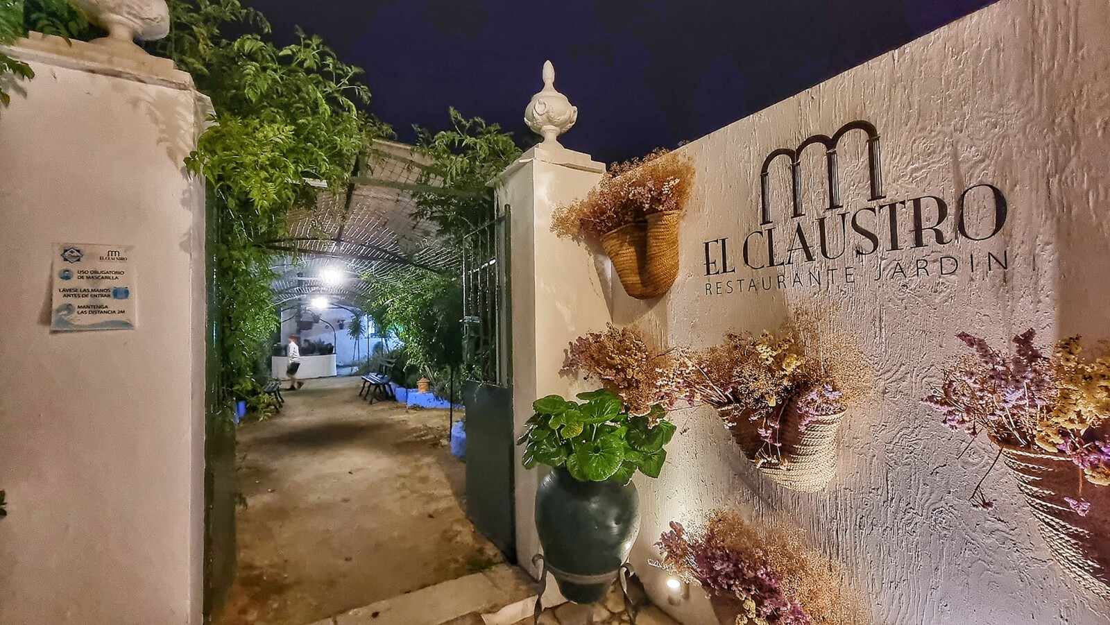 Entrada al restaurante El Claustro. Foto: Salva Moreno