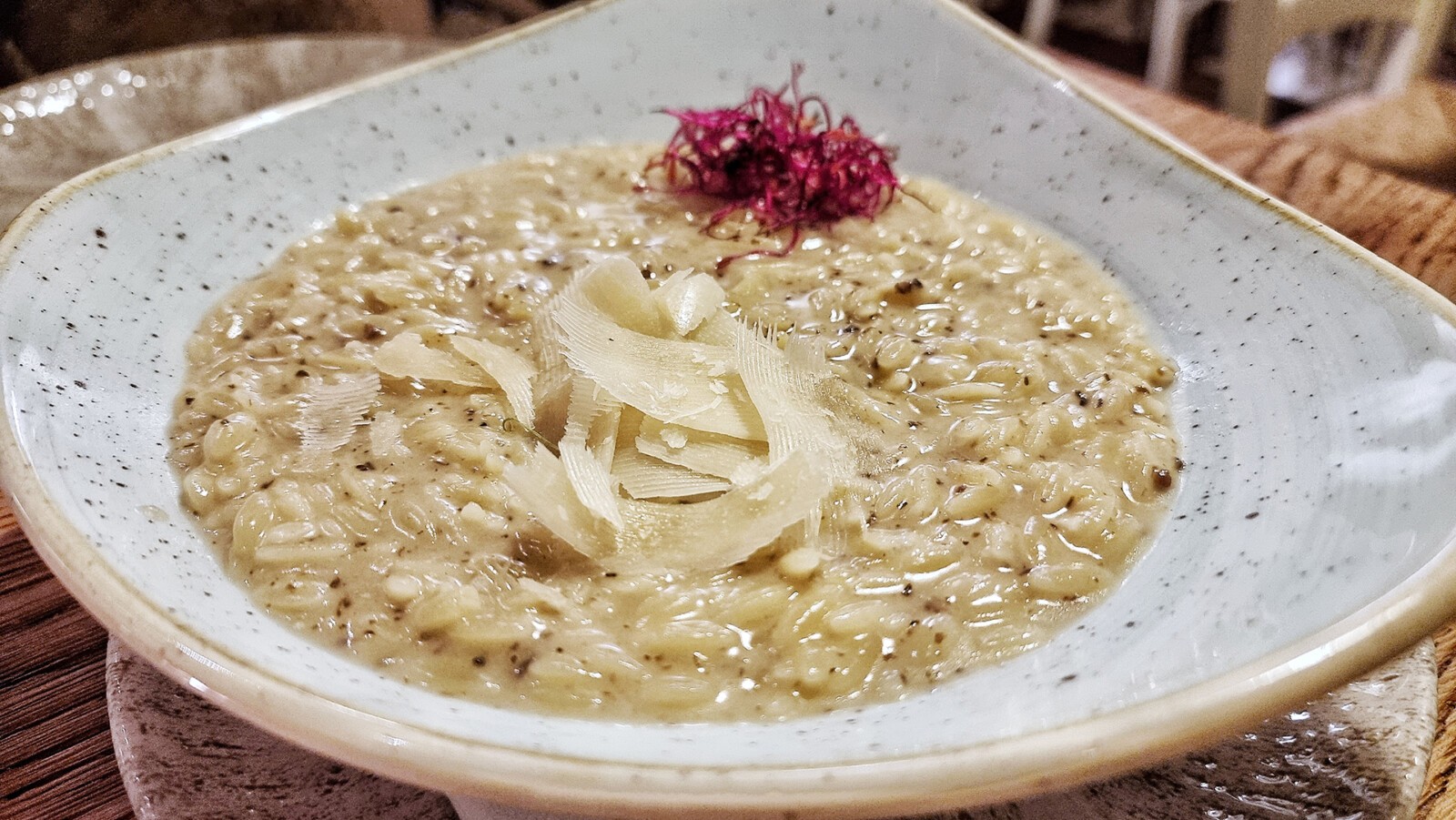 El risotto de semini con crema de trufa y parmesano. Foto: Salva Moreno