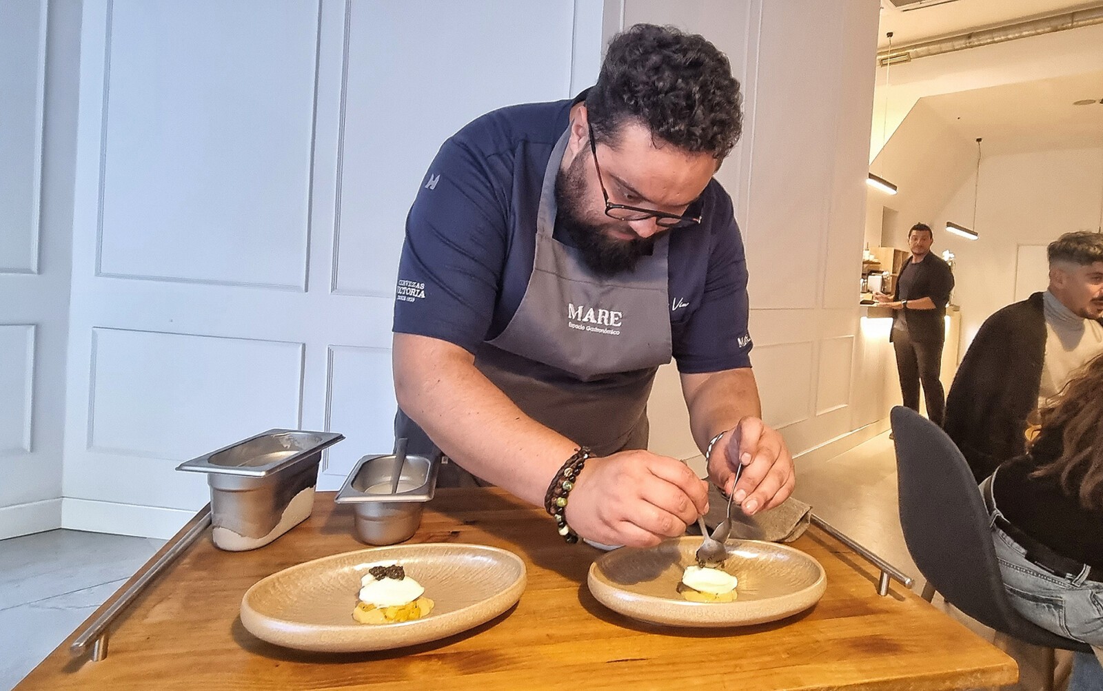 Juan Viu, en el servicio en su restaurante Mare, en Cádiz. Foto: Salva Moreno