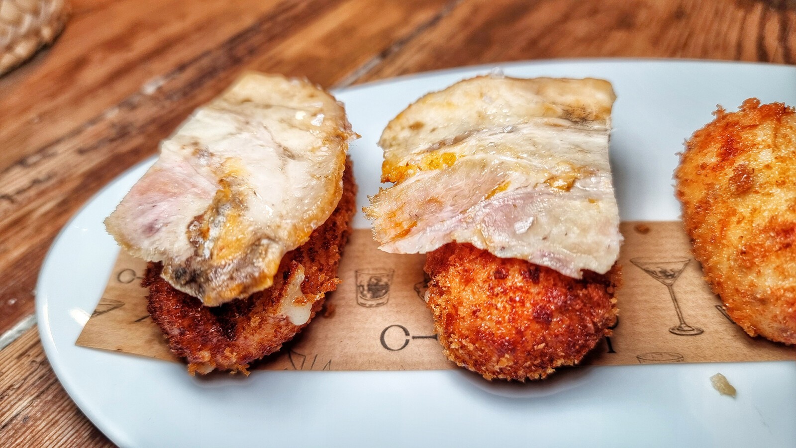 Las croquetas de chicharrón y payoyo. Foto: Salva Moreno